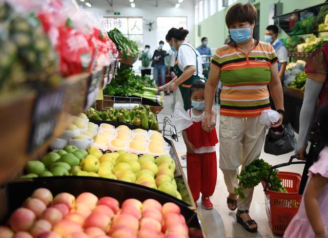 8月15日,市民在新发地农产品批发市场外新设置的便民超市购物.